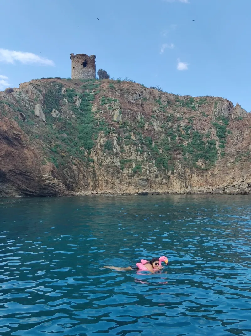 Sosta bagno sotto la torre dell'Isolotto dello Sparviero